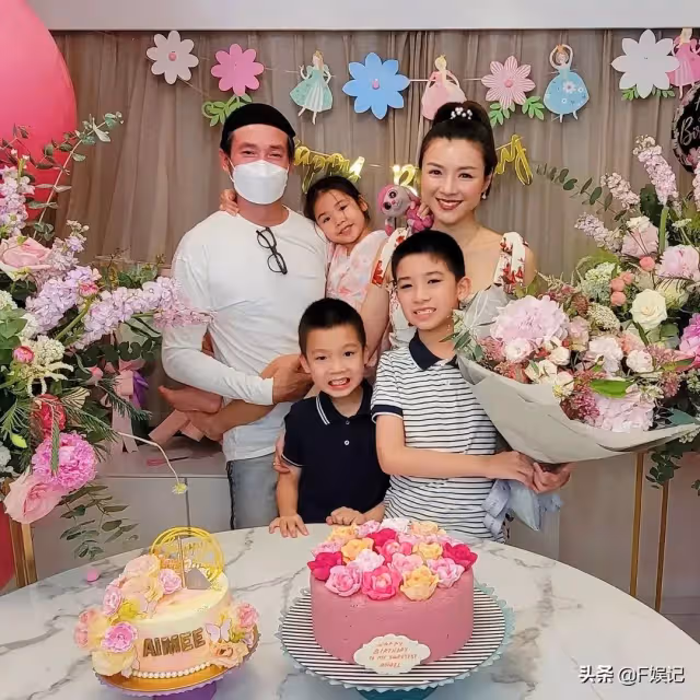 41歲陳茵媺與友人慶生,明顯圓潤飄孕味