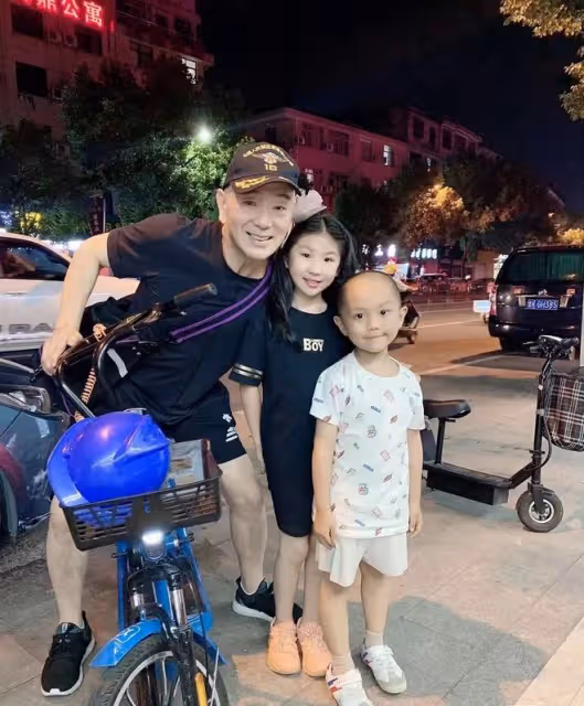 老戲骨聚會!張晨光自行車赴約接地氣,陳佩斯穿幾十元平價上衣