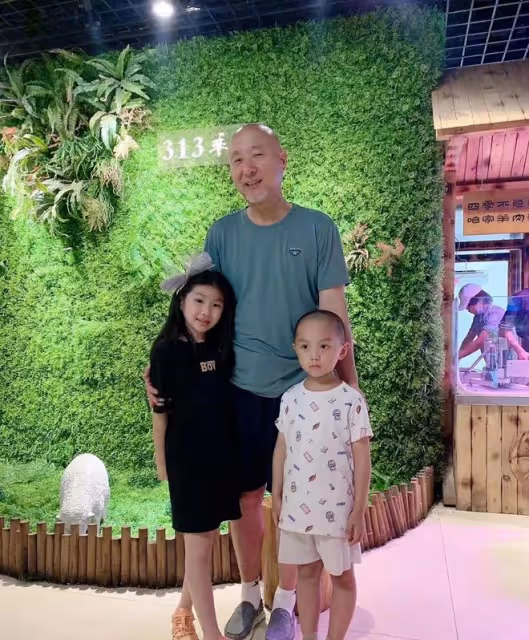老戲骨聚會!張晨光自行車赴約接地氣,陳佩斯穿幾十元平價上衣