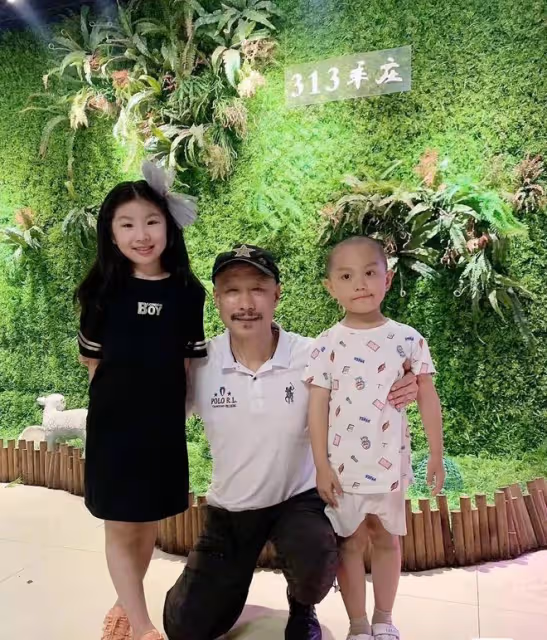 老戲骨聚會!張晨光自行車赴約接地氣,陳佩斯穿幾十元平價上衣