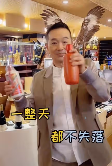 老戲骨聚會!張晨光自行車赴約接地氣,陳佩斯穿幾十元平價上衣