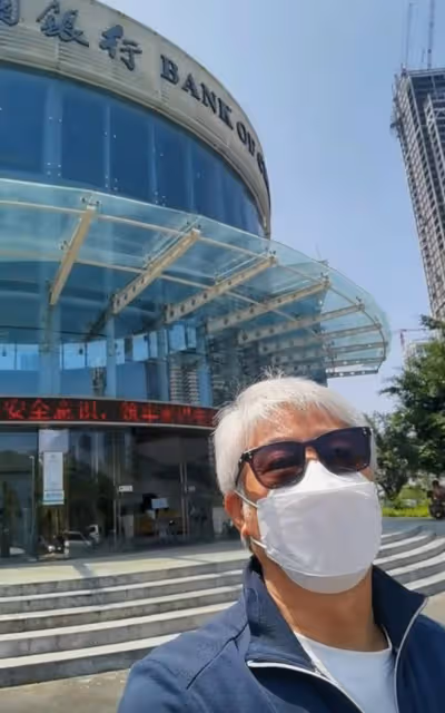 港星尹揚明現身珠海銀行，低調領取內地醫保卡，大讚很方便有用