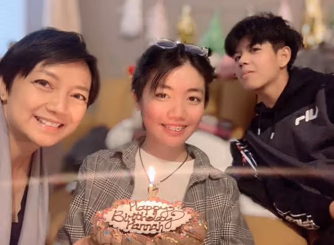 港姐楊婉儀生意失敗後移居美國,罕曬一家合影,為17歲女兒慶生