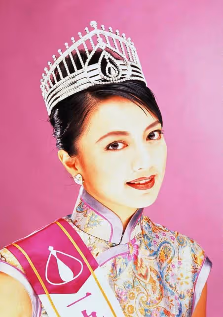 港姐楊婉儀生意失敗後移居美國，罕曬一家合影，為17歲女兒慶生