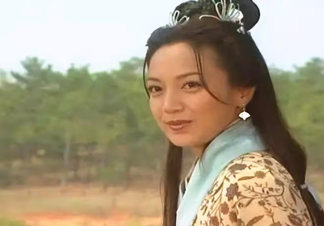港姐楊婉儀生意失敗後移居美國，罕曬一家合影，為17歲女兒慶生