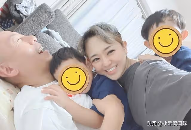 開心疊羅漢,蒼老師躺在光頭老公胸膛很開心,一家人相處很融洽