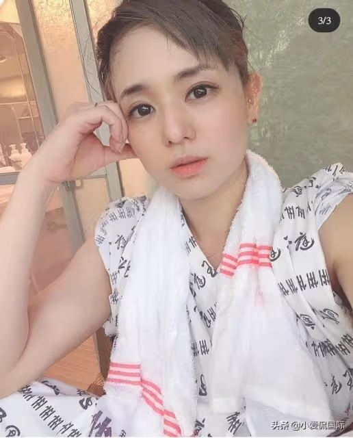 開心疊羅漢,蒼老師躺在光頭老公胸膛很開心,一家人相處很融洽