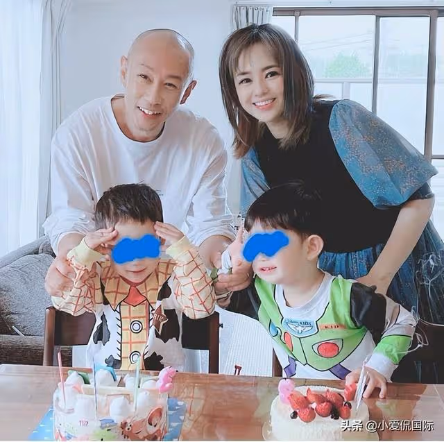 開心疊羅漢,蒼老師躺在光頭老公胸膛很開心,一家人相處很融洽