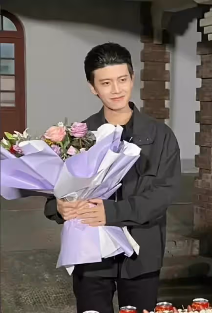任嘉倫殺青半月後首露面,戴眼鏡量血壓身材纖瘦,新劇已開始布景