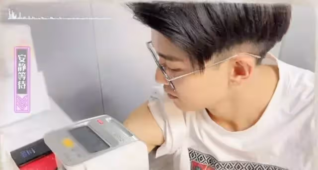 任嘉倫殺青半月後首露面,戴眼鏡量血壓身材纖瘦,新劇已開始布景