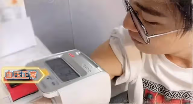 任嘉倫殺青半月後首露面,戴眼鏡量血壓身材纖瘦,新劇已開始布景