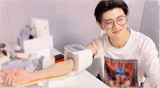 任嘉倫殺青半月後首露面,戴眼鏡量血壓身材纖瘦,新劇已開始布景