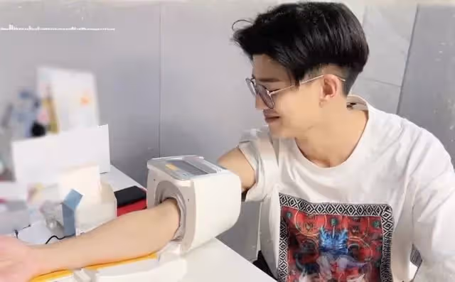 任嘉倫殺青半月後首露面,戴眼鏡量血壓身材纖瘦,新劇已開始布景