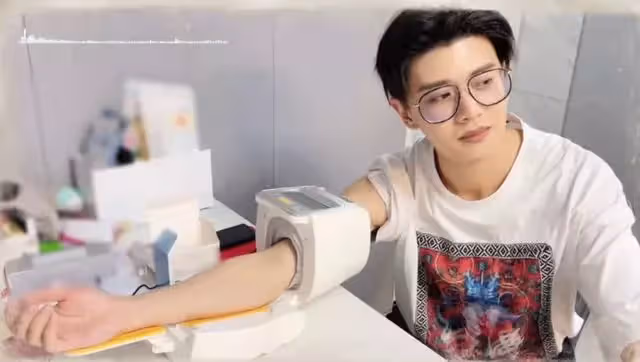 任嘉倫殺青半月後首露面,戴眼鏡量血壓身材纖瘦,新劇已開始布景