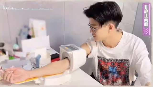 任嘉倫殺青半月後首露面,戴眼鏡量血壓身材纖瘦,新劇已開始布景