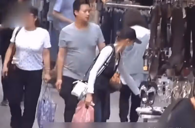 54歲張曼玉搬離「豪宅」住進「平民區」,買16元的地攤貨,圍觀粉絲:女神也穿地攤貨?