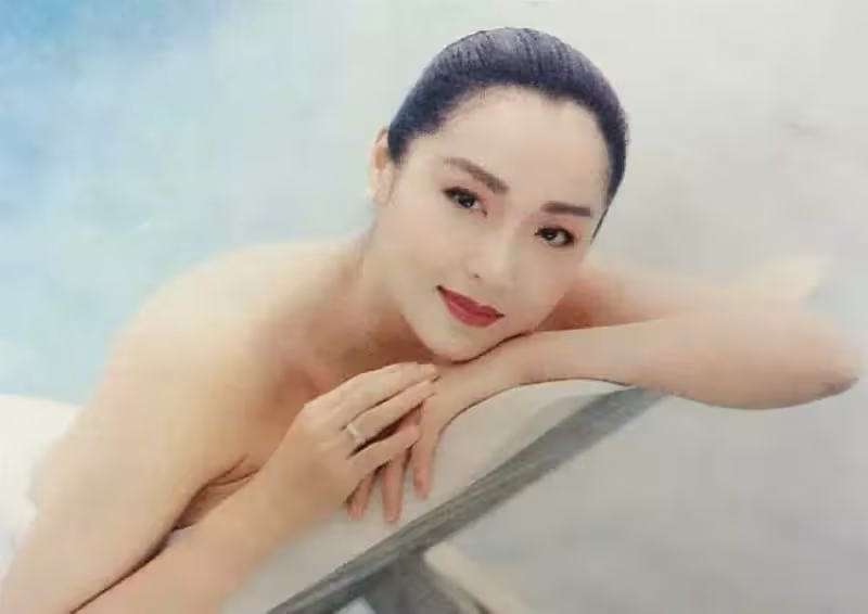 64歲的恬妞,歷經兩段破碎婚姻,情斷萬梓良後心中「有陰影」晚年與女兒相依為命,直言:自己過也很好