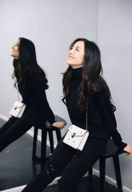 迪麗熱巴白色連衣裙出席活動,網友直呼:胖迪這身材也是沒誰了!