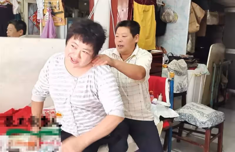 「有我在呢」只為一句承諾,她照顧獨腿好友32年:願做你的一條腿,陪你走一生