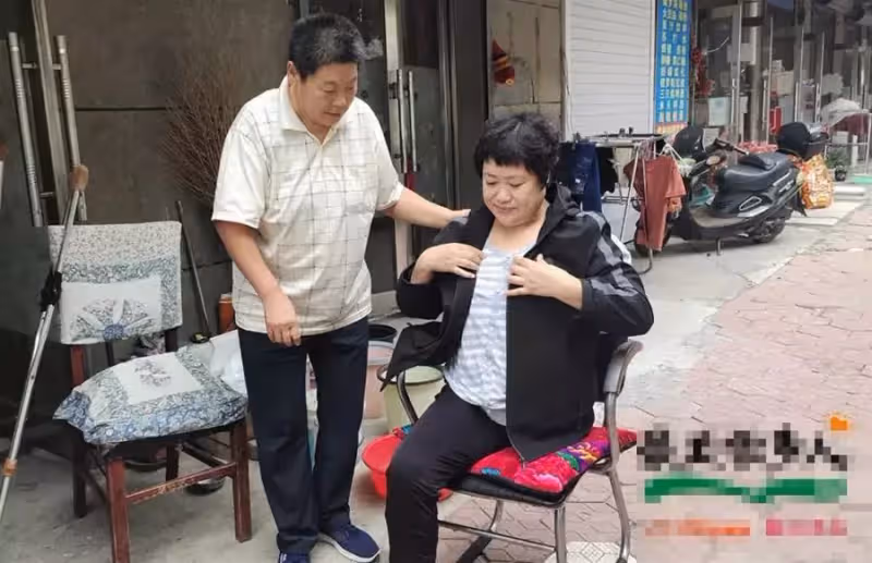 「有我在呢」只為一句承諾,她照顧獨腿好友32年:願做你的一條腿,陪你走一生