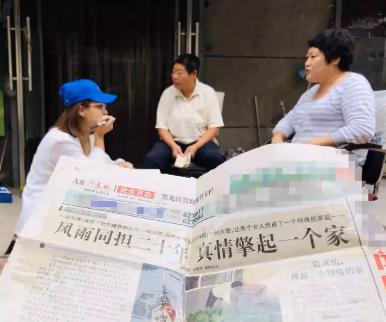 「有我在呢」只為一句承諾,她照顧獨腿好友32年:願做你的一條腿,陪你走一生