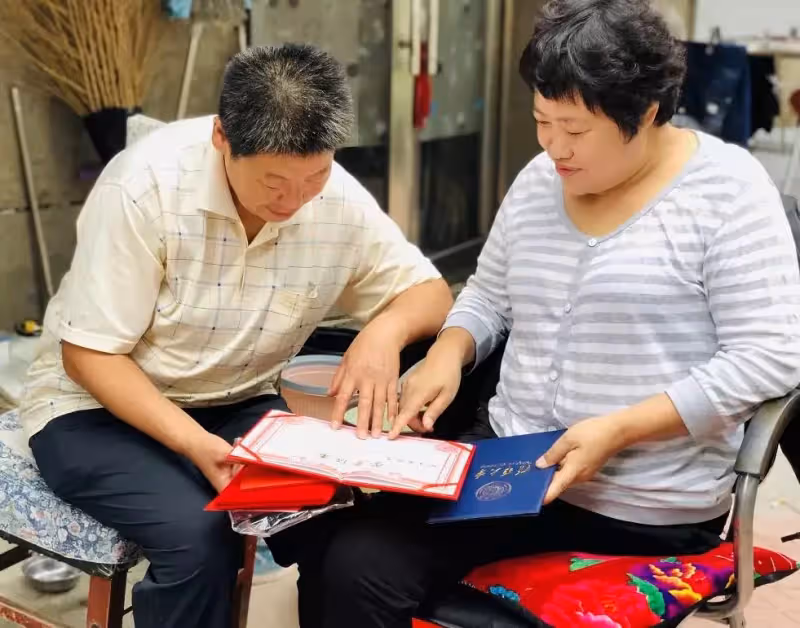 「有我在呢」只為一句承諾,她照顧獨腿好友32年:願做你的一條腿,陪你走一生