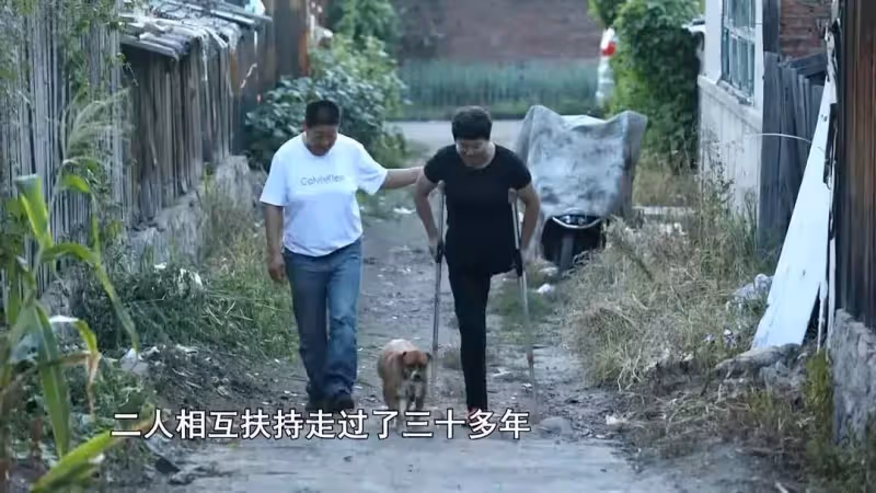 「有我在呢」只為一句承諾,她照顧獨腿好友32年:願做你的一條腿,陪你走一生