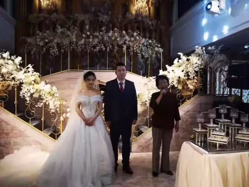 養父癱瘓八年,養子不離不棄!「特殊身份」證婚人婚禮現場講述人間大愛