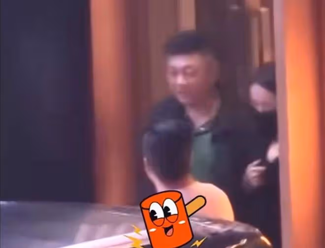 董璇參加飯局惹爭議,挽著大齡異性調笑氣氛熱,站路邊被男人熊抱