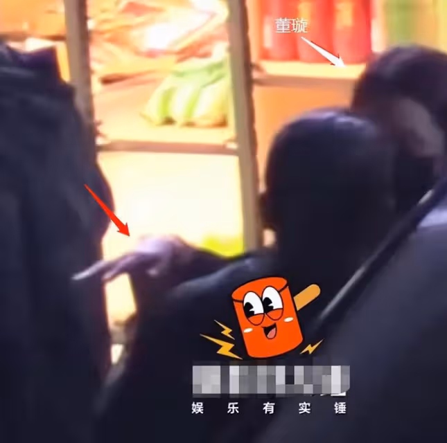 董璇參加飯局惹爭議,挽著大齡異性調笑氣氛熱,站路邊被男人熊抱