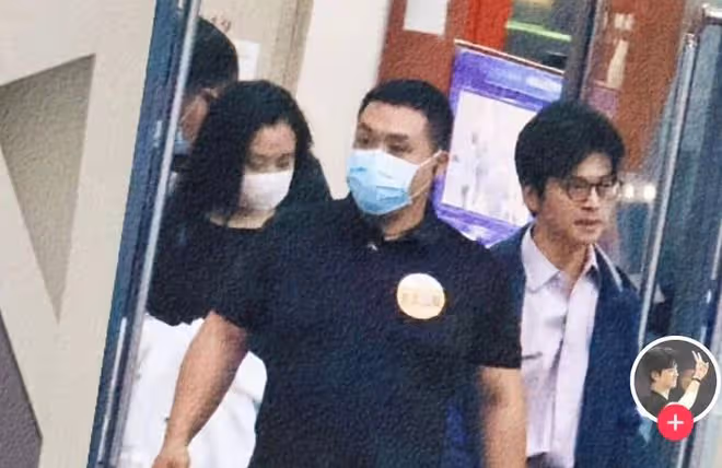 李健42歲妻子罕曝光,緊跟老公錄節目似粘人精,長發飄飄氣質出眾