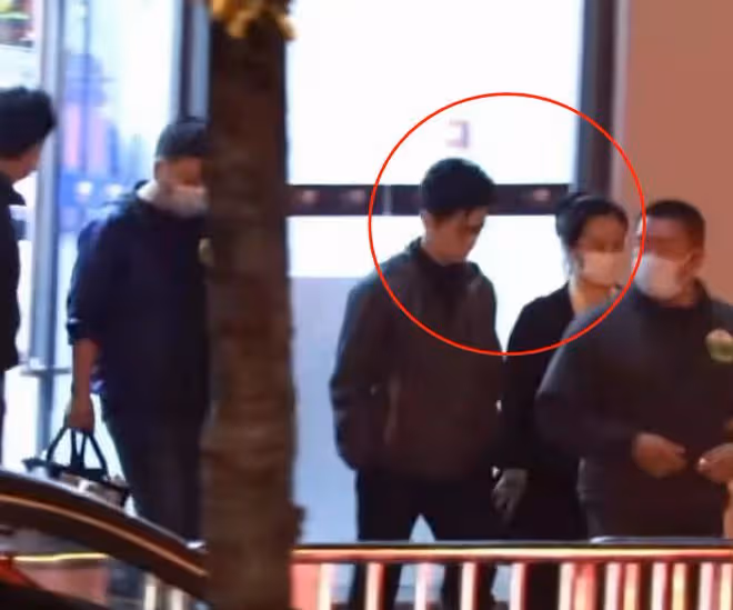 李健42歲妻子罕曝光,緊跟老公錄節目似粘人精,長發飄飄氣質出眾