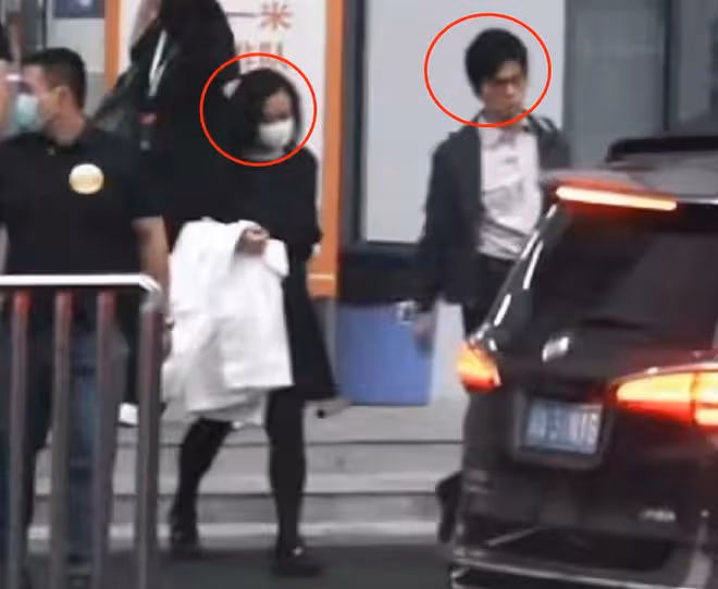 李健42歲妻子罕曝光,緊跟老公錄節目似粘人精,長發飄飄氣質出眾