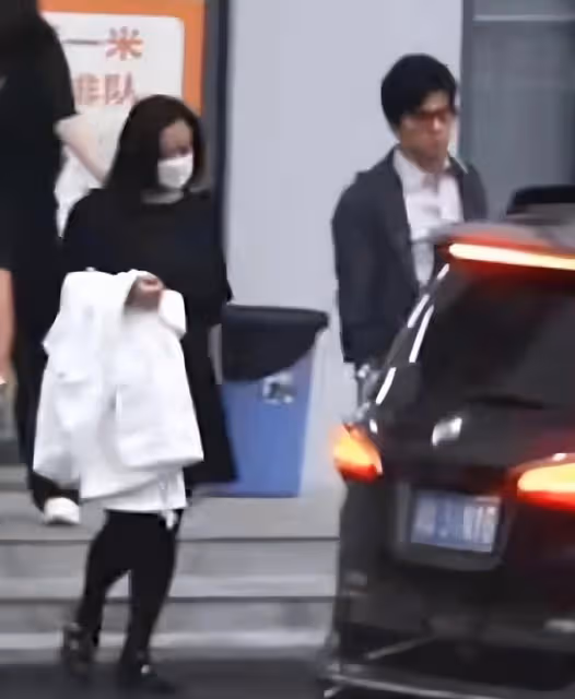 李健42歲妻子罕曝光,緊跟老公錄節目似粘人精,長發飄飄氣質出眾