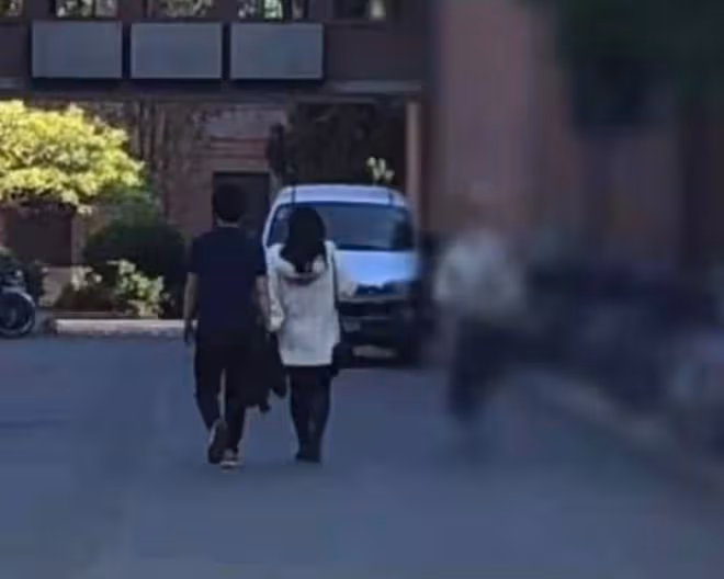 李健42歲妻子罕曝光，緊跟老公錄節目似粘人精，長發飄飄氣質出眾