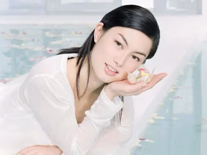名模丹妮爾近況曝光,豪門夢碎後獨自帶倆娃,已轉行做私房菜生意