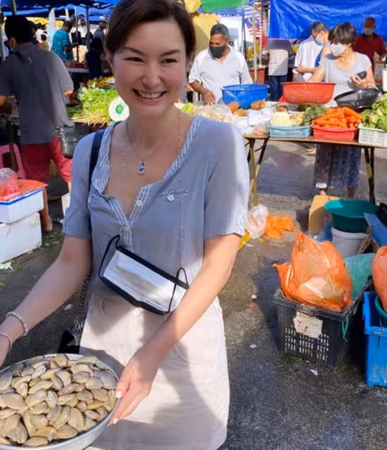 名模丹妮爾近況曝光，豪門夢碎後獨自帶倆娃，已轉行做私房菜生意