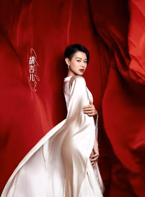 率性幹練獲網友大讚,42歲胡杏兒時隔十年剪短髮參加《乘風破浪》