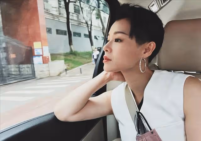 率性幹練獲網友大讚,42歲胡杏兒時隔十年剪短髮參加《乘風破浪》
