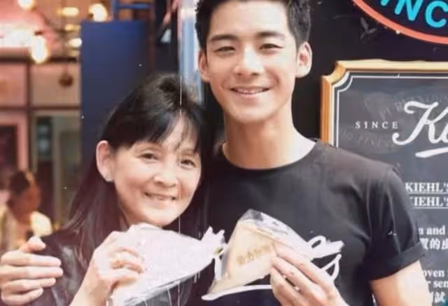 新火花!TVB前人氣小生離巢半個月突然亮相對手台,自曝期待合作
