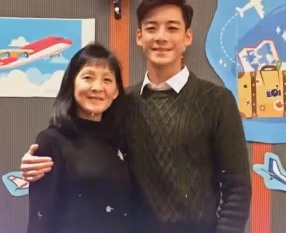 新火花!TVB前人氣小生離巢半個月突然亮相對手台,自曝期待合作