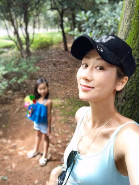 又引爭議！香港知名明星夫妻回應家中保姆吃剩菜剩飯：她很感激的