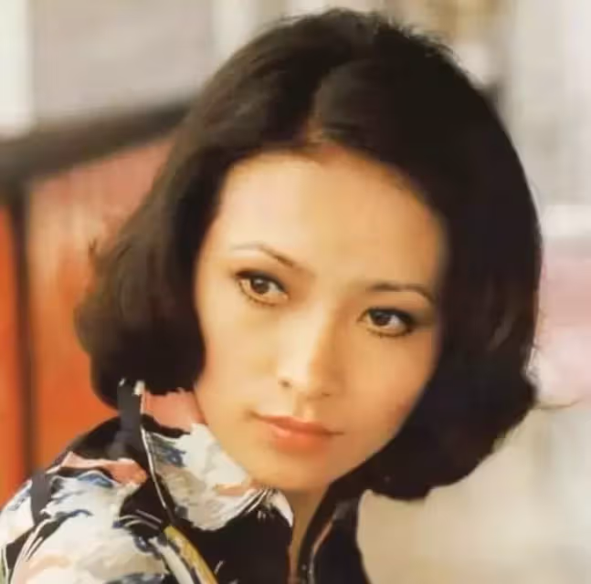 她是第一代俠女、捧紅了張國榮,30歲再婚「嫁前夫債主」,甘願為愛隱退,67歲美麗依舊!