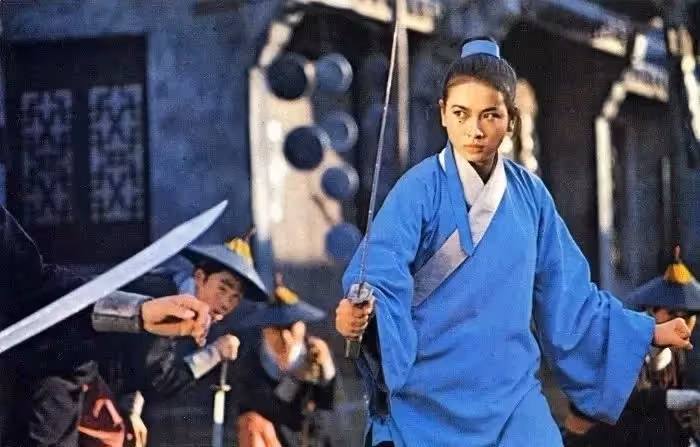 她是第一代俠女、捧紅了張國榮,30歲再婚「嫁前夫債主」,甘願為愛隱退,67歲美麗依舊!