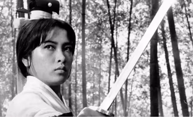 她是第一代俠女、捧紅了張國榮,30歲再婚「嫁前夫債主」,甘願為愛隱退,67歲美麗依舊!