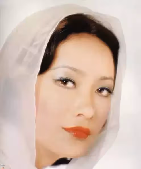 她是第一代俠女、捧紅了張國榮,30歲再婚「嫁前夫債主」,甘願為愛隱退,67歲美麗依舊!