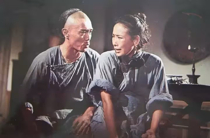 她是第一代俠女、捧紅了張國榮,30歲再婚「嫁前夫債主」,甘願為愛隱退,67歲美麗依舊!