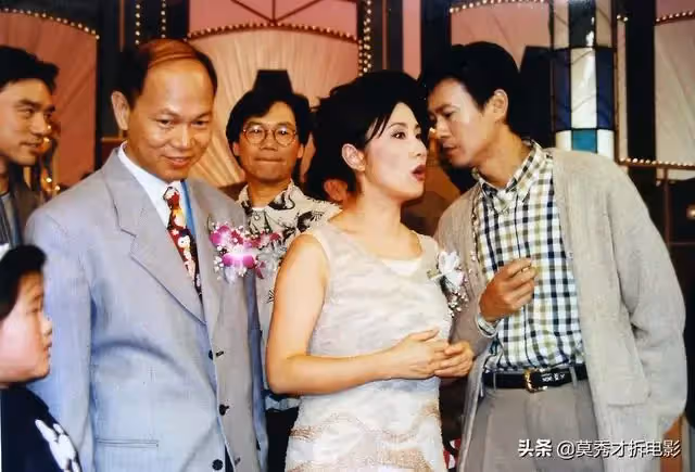 72歲的「張無忌」摟著72歲的「趙敏」拍照：緣分40年，彈指一揮間