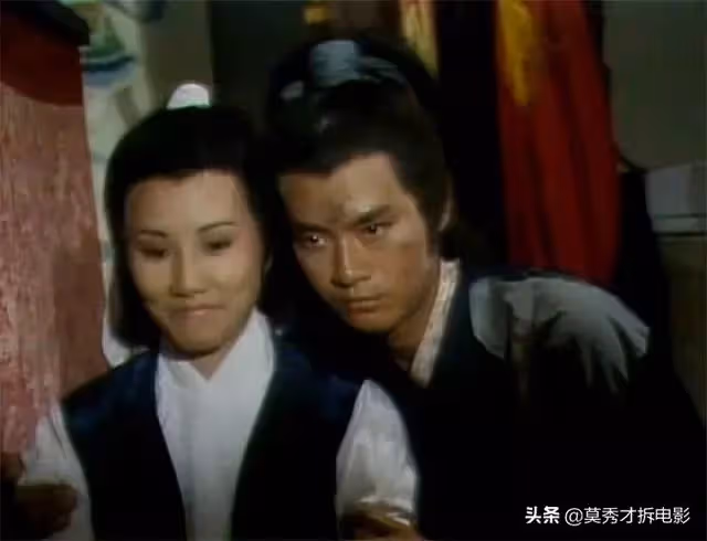 72歲的「張無忌」摟著72歲的「趙敏」拍照：緣分40年，彈指一揮間