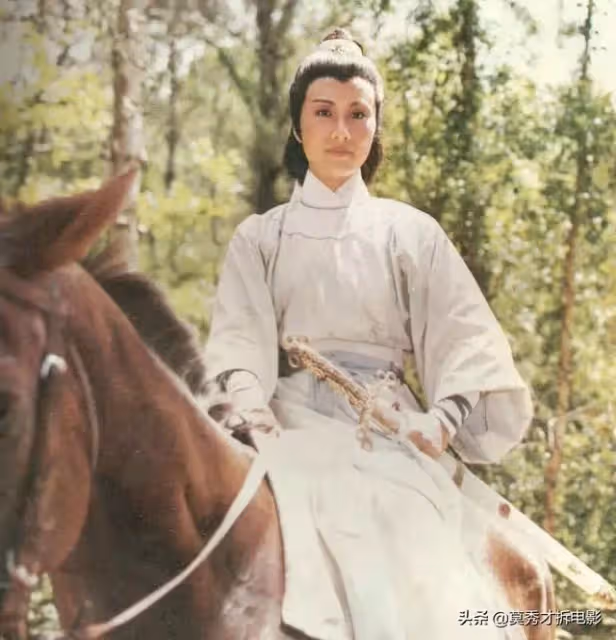 72歲的「張無忌」摟著72歲的「趙敏」拍照：緣分40年，彈指一揮間